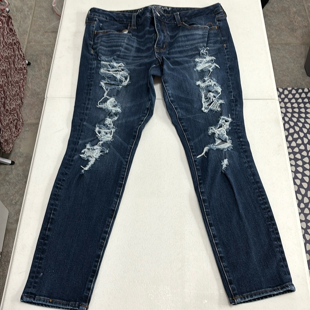 14 short American Eagle distressed Jegging